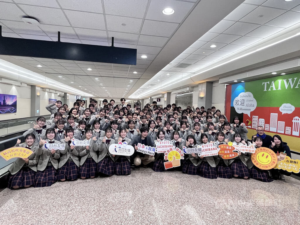 日本京都橘高校吹奏樂部「橘色惡魔」9日起至15日訪台，一行人穿著學校制服，一下機就展露笑顏、開心和接機人員揮手，並在合影時高喊「我愛台灣」，展現青春活力。 圖：中央社提供