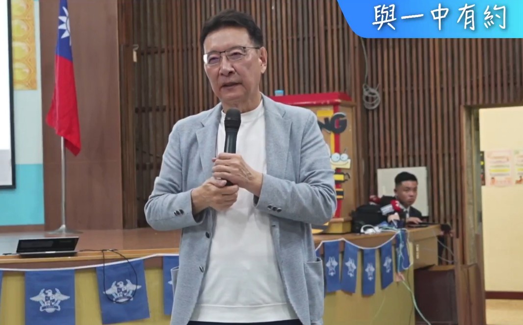 趙少康9日晚間來到台中一中展開首場校園對談，面對台中一中等百名學學生直球對決。 圖：翻攝趙少康臉書