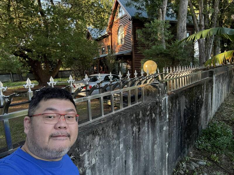 馬文君位於埔里的莊園，南投縣政府認定為違建，四叉貓到南投同框馬文君莊園木屋。 圖：翻攝四叉貓臉書