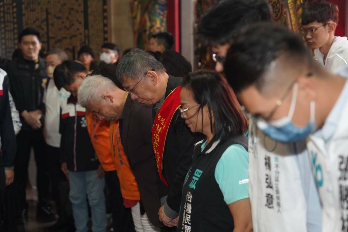 柯文哲今前往彰化縣甘澍宮參拜。 圖：民眾黨/提供