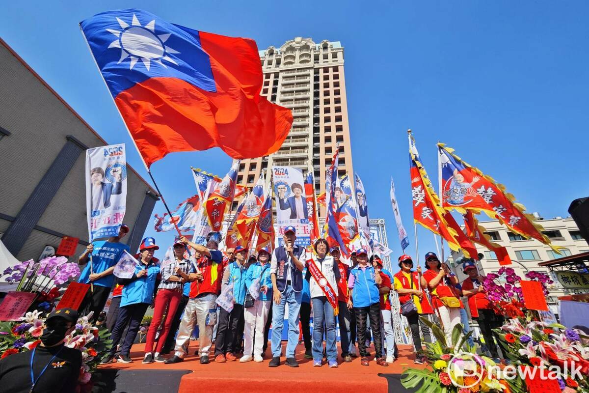 國民黨台南第3選區立委候選人姚正玉今日成立與侯友宜聯合競選總部，名列國民黨不分區立委第1名的韓國瑜等人到場站台。 圖：黃博郎／攝