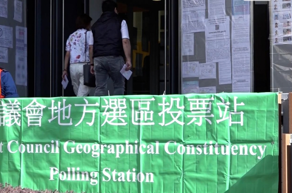 香港今（10）日舉行新制後的議會選舉，除了首度未有任何民主派人士參選、投票率低迷外，更有 3 名反對派人士遭捕。 圖：取自《香港電台》