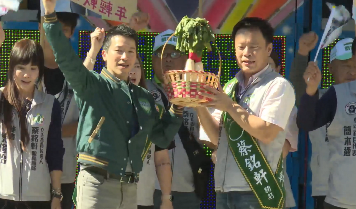 蔡銘軒成立草屯鎮競選總部，立委何志偉（左）贈蔡銘軒（右）好彩頭。 圖：擷自蔡銘軒臉書