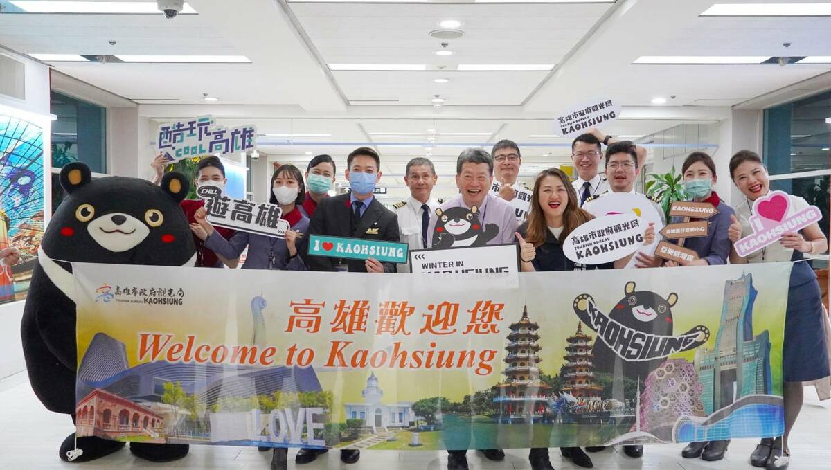 中華航空新加坡復航機組員合影。 圖：高雄市觀光局/提供