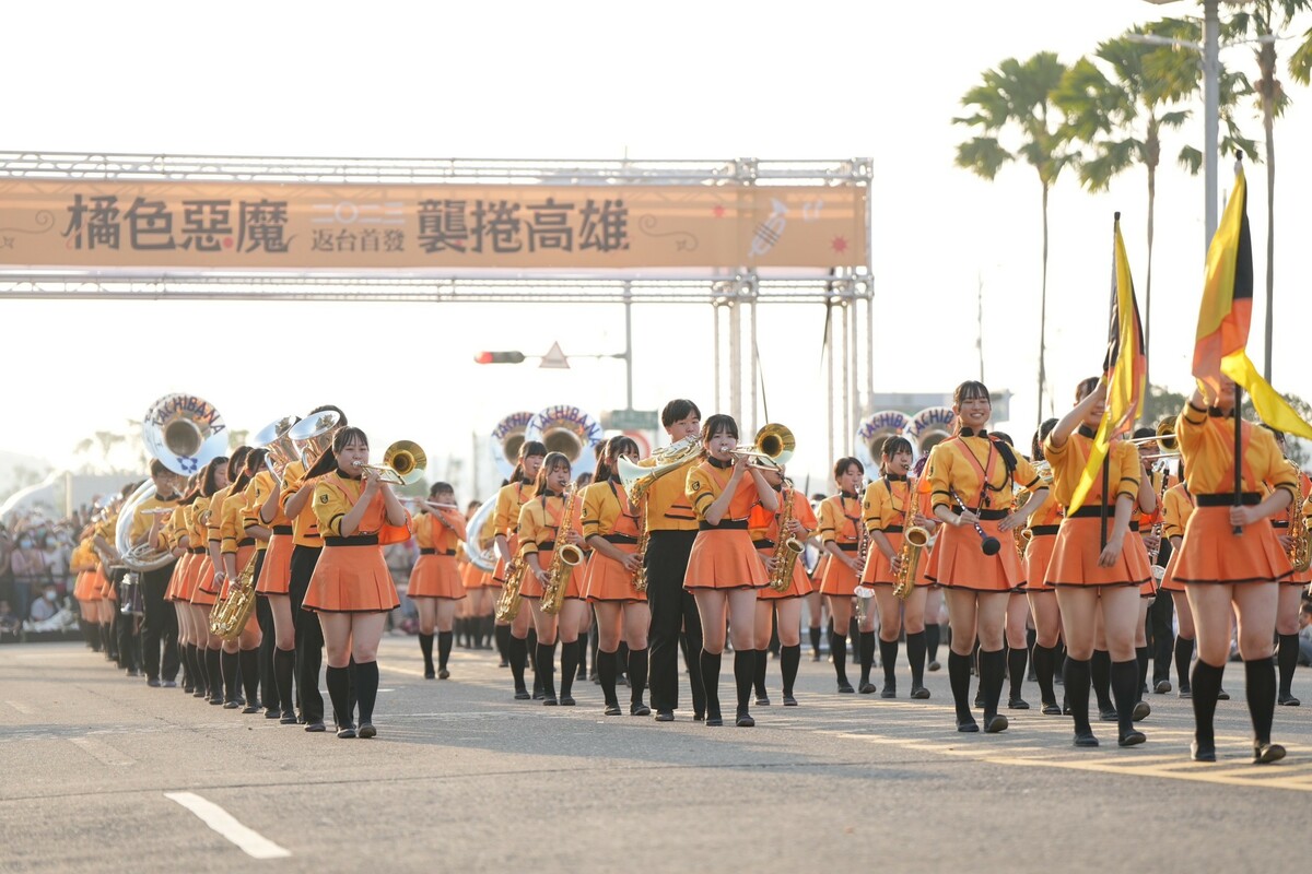 橘高校吹奏樂部在時代大道演出。 圖：高雄市政府/提供