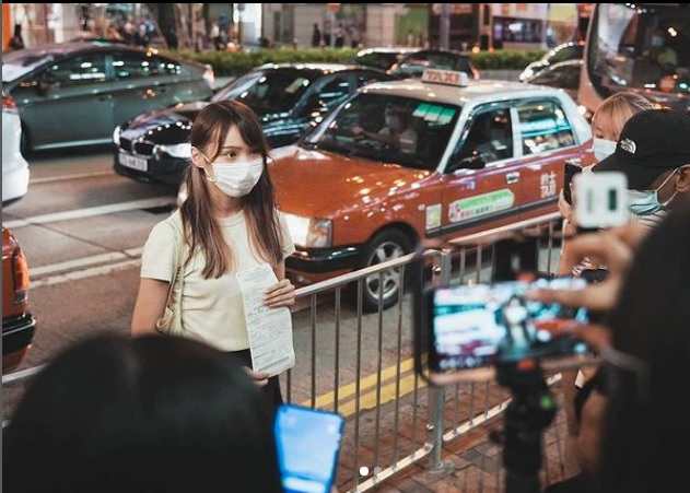 香港學運領袖之一周庭宣布「這輩子大概再也不會回去香港」，恰逢香港本屆區議會選舉，兩相對照，更令人不勝唏噓。 圖：翻攝自周庭IG
