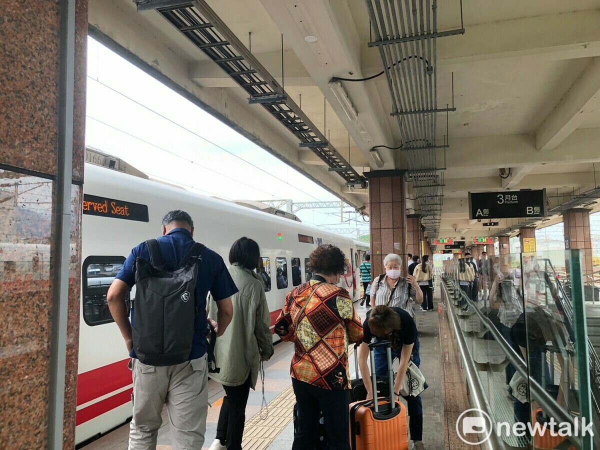 台鐵局表示，元旦假期疏運首日，運量高達82.8萬人次，跨年也將視人潮隨時增班。 圖：林冠妤／攝(資料照)