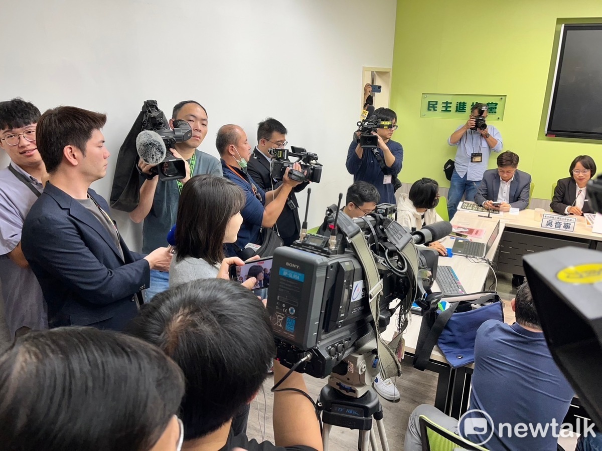 民進黨立院黨團今(11)日召開記者會揭露謝衣鳳刪減陸委會預算遭當事人直闖。 圖：金大鈞/攝