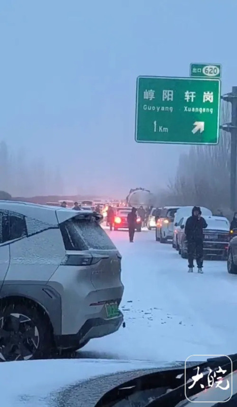 當晚 8 點左右，中國二廣高速 G55 原平至崞陽段受大雪影響，發生多車連環追尾事故。 圖：翻攝自騰訊網