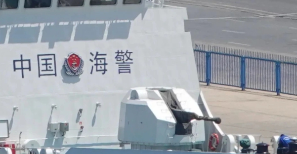 中國海警船在體型上佔有壓倒性優勢，而且還配備了 76 毫米速射艦砲等武器，對菲方船隻構成威脅。 圖 : 翻攝自唐駁虎
