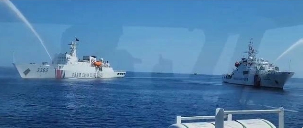 中國2艘海警船以水砲驅離菲律賓補給船隻。 圖 : 翻攝自唐駁虎