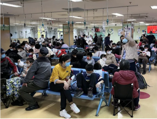中國近期發生呼吸道疾病流行，不少幼童無咳嗽等症狀，卻已罹患肺炎，引起了家長的擔憂。 圖：翻攝自微博