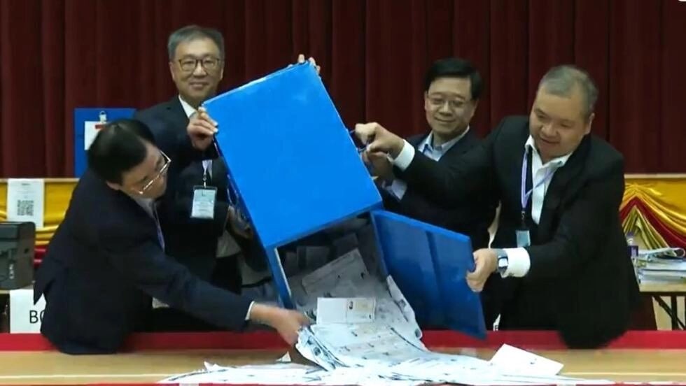 昨（10）日，香港成功舉行第七屆區議會選舉。中國《央視新聞》表示，這是落實「愛國者治港」原則、重塑區議會制度後首次區議會選舉，香港在良政善治路上又邁出堅實一步。 圖：翻攝自X帳號「蔡慎坤」
