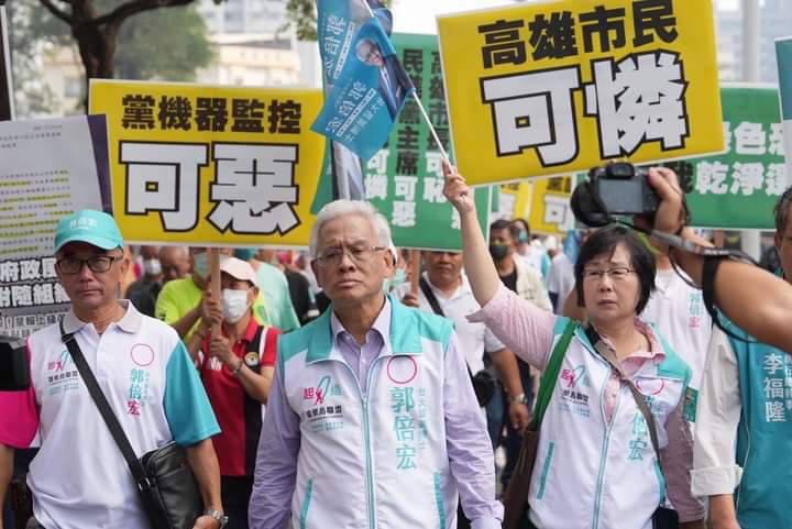 郭倍宏(中)要求陳其邁立即下台承擔政治責任。 圖：郭倍宏競總/提供（資料照）
