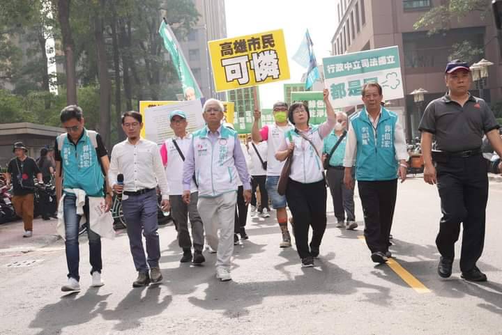 郭倍宏(中)率團隊至高市府前抗議行不中立。 圖：郭倍宏競總/提供