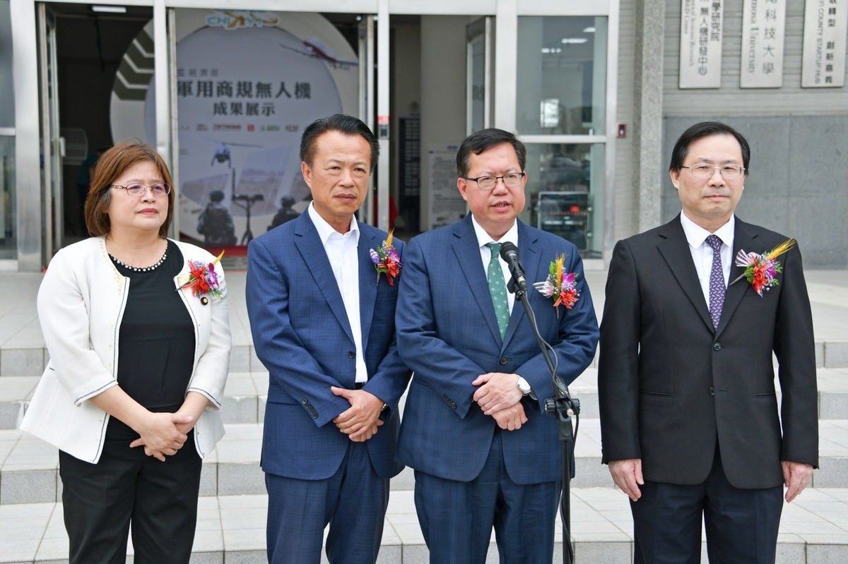 行政院副院長鄭文燦今（11）天到嘉義縣出席無人機產業發展專案辦公室揭牌儀式前受訪。 圖：行政院提供
