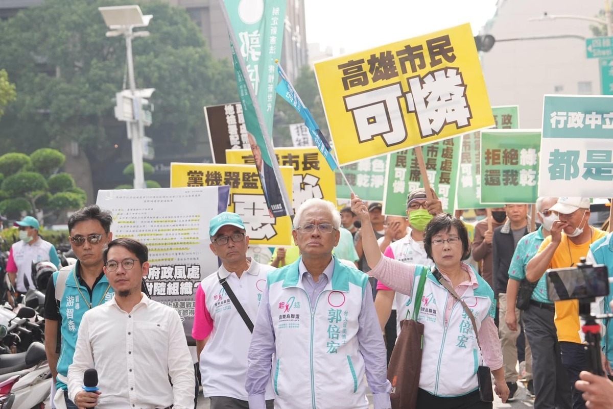 喜樂島聯盟主席、高雄市第6選區（鼓山區、鹽埕區、前金區、新興區、苓雅區）立委候選人郭倍宏今（11）日抗議高雄「市府變競總，政風處變東廠」。  圖：取自郭倍宏臉書