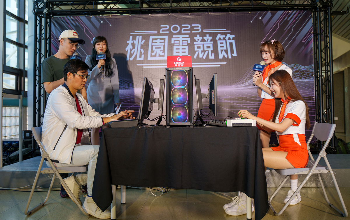 (圖左至右為)亞運銅牌選手林立偉指導體育局局長與桃園璞園領航猿啦啦隊使用ENERMAX安耐美電腦系統進行對戰 圖：ENERMAX/提供