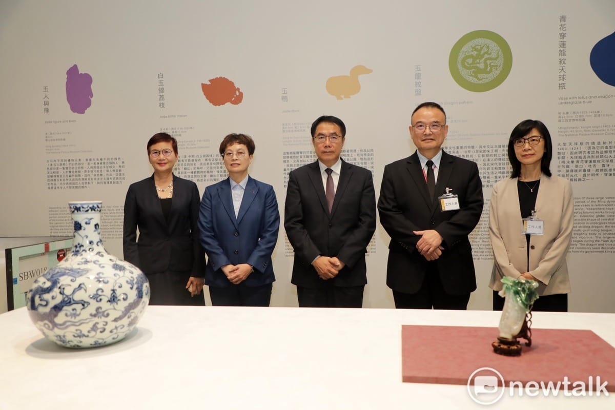 國立故宮博物院與台南市美術館共同主辦「千載南逢—故宮國寶佇南」，移展包括「翠玉白菜」、「青花穿蓮龍紋天球瓶」等15件人氣故宮國寶，將於12月16日到明年3月10日在南美館與大家見面。南美館今日舉辦開箱見面會。 圖：台南市政府提供