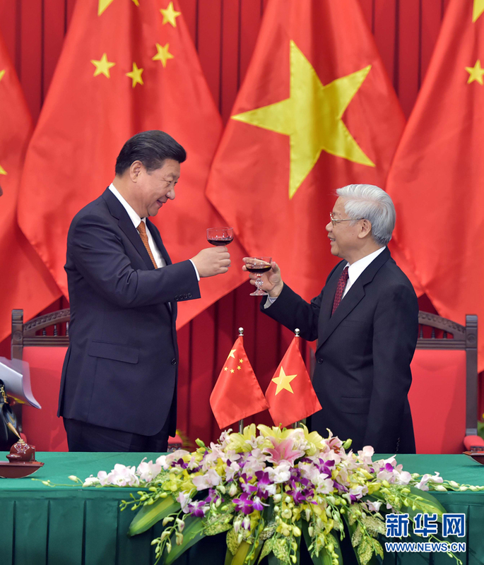 習近平將訪問越南。圖為2015年習近平訪問河內，與越共總書記阮富仲會談後簽署合作文件後，舉杯慶祝。 圖：翻攝新華社(資料照片)