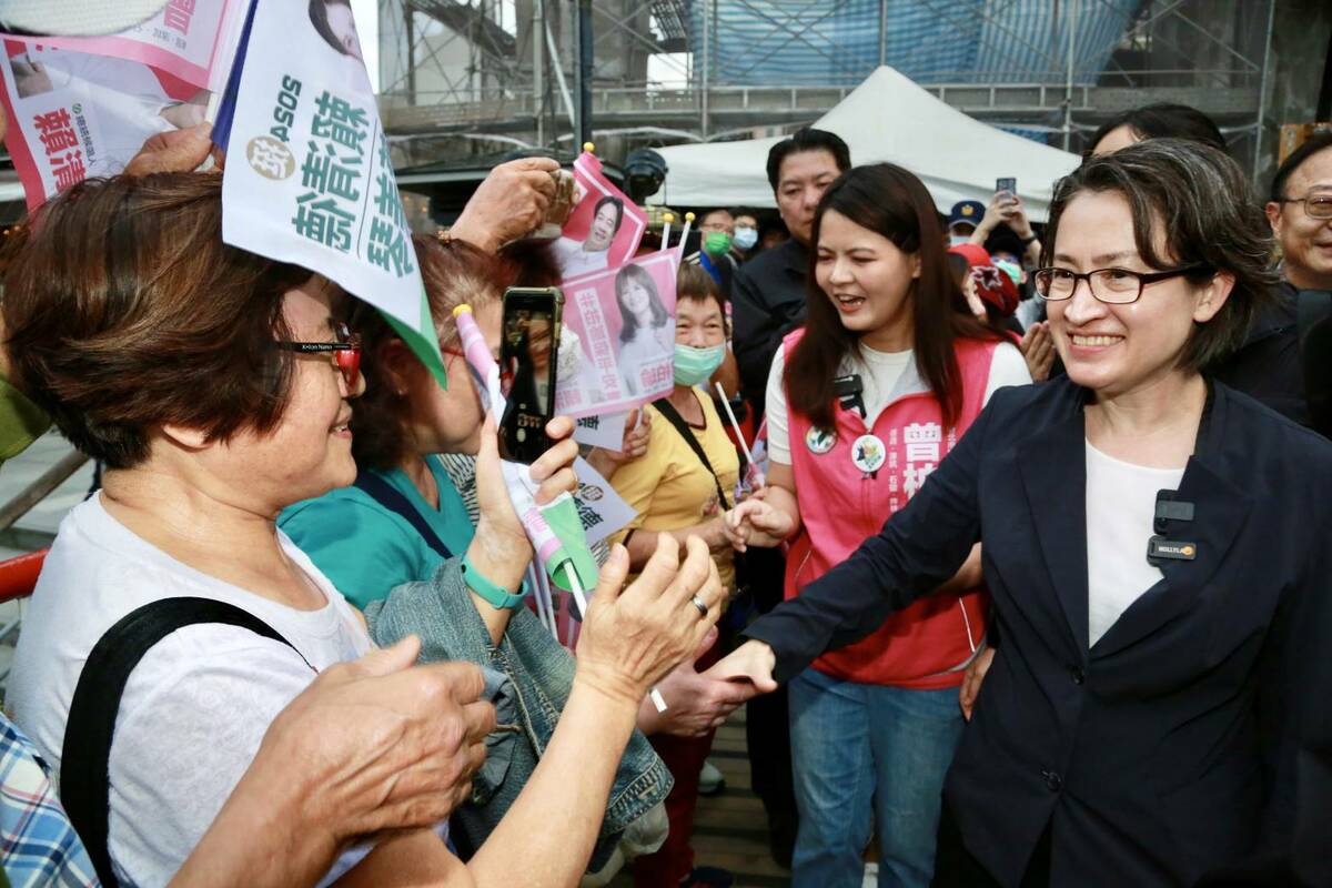 蕭美琴11日挺進新北市深藍選區的新店，陪同曾柏瑜參訪在地景點碧潭吊橋。 圖：民進黨提供