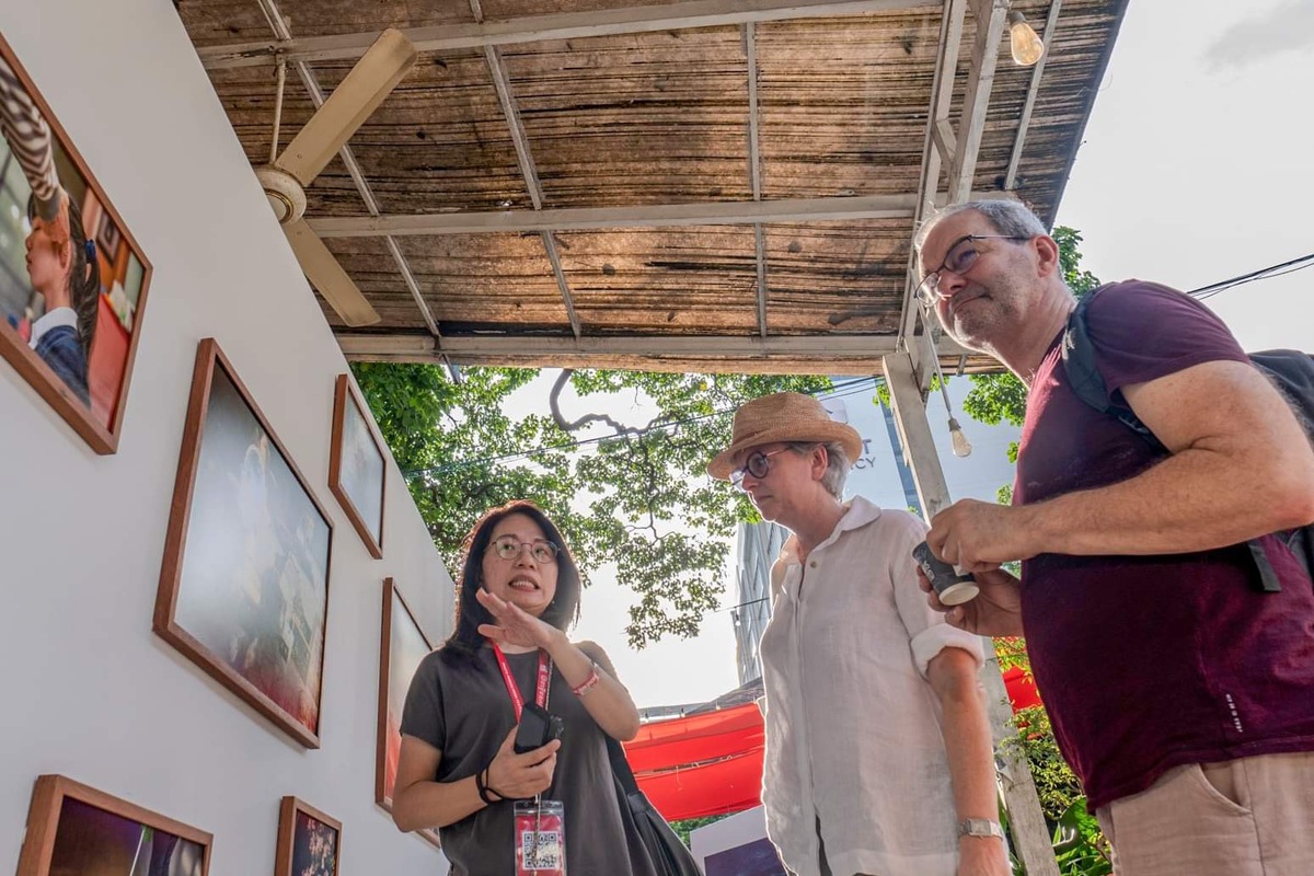 台灣攝影家李雅妍（左）為觀眾解說她的展出作品。 圖：為你設想概念有限公司/提供