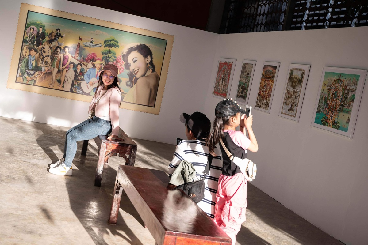 金邊觀眾參觀台灣攝影家陳春祿的展出作品。 圖：為你設想概念有限公司/提供