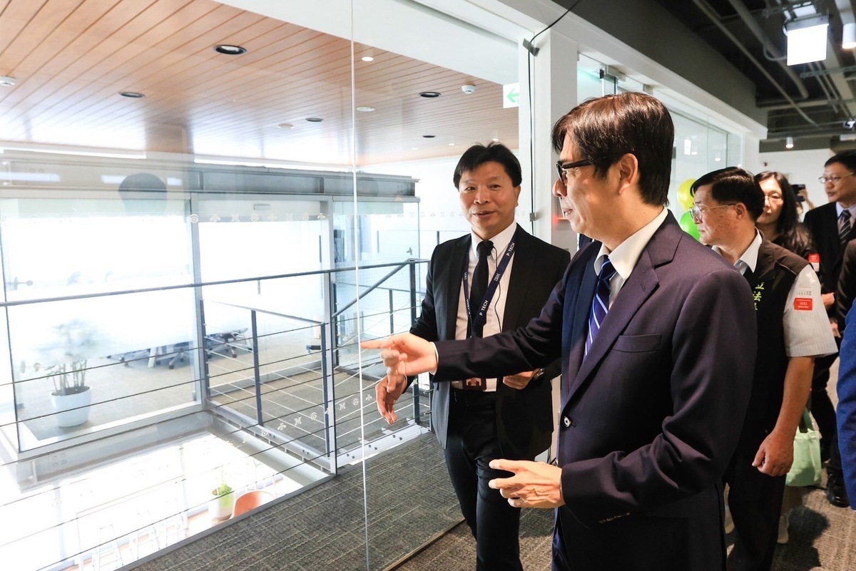 陳其邁(右)參觀IBM軟體科技整合服務中心。 圖:高雄市經發局/提供
