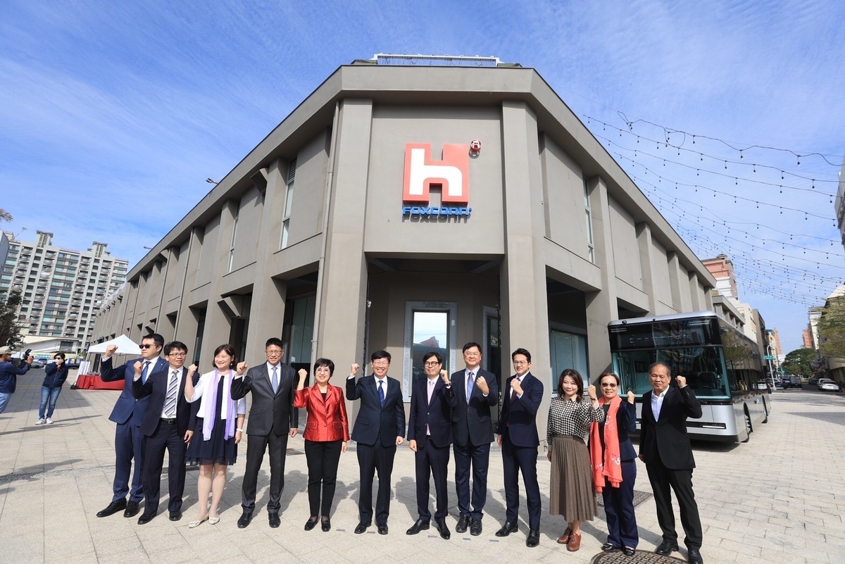 鴻海高雄軟體研發中心啟用揭牌。 圖:高雄市經發局/提供