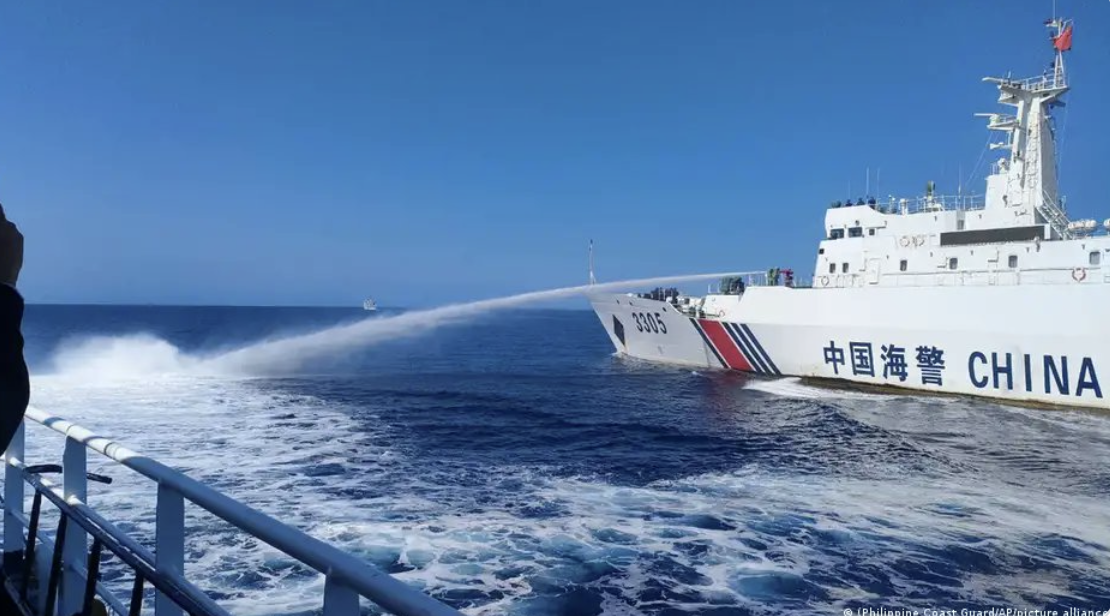 菲律賓已就中國在南海爭議水域的「侵略」行為提出外交抗議，並召見中國大使。 圖：翻攝自 X DW 中文- 德國之聲
