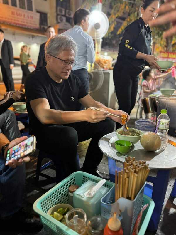 越南行接地氣！脫掉招牌皮衣 黃仁勳街邊大啖美食