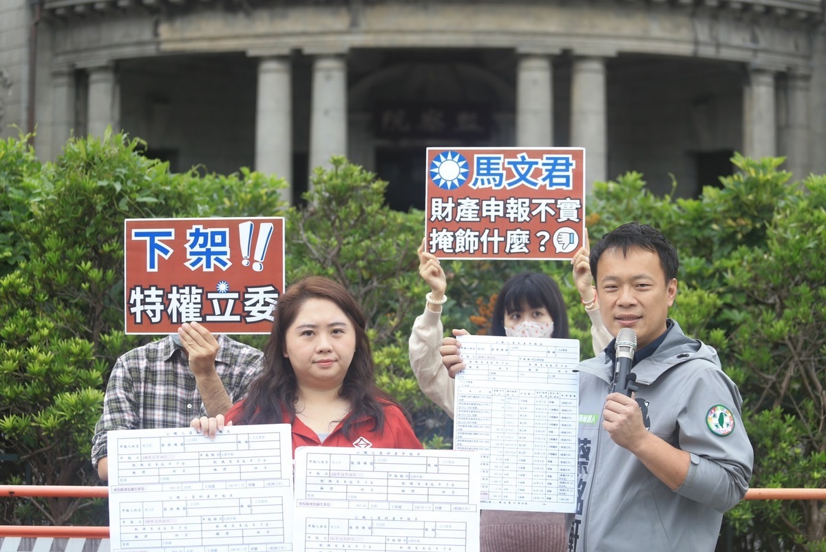 基進黨不分區立委候選人楊佩樺合體民進黨立委候選人蔡銘軒共赴監院檢舉馬文君。 圖：台灣基進/提供