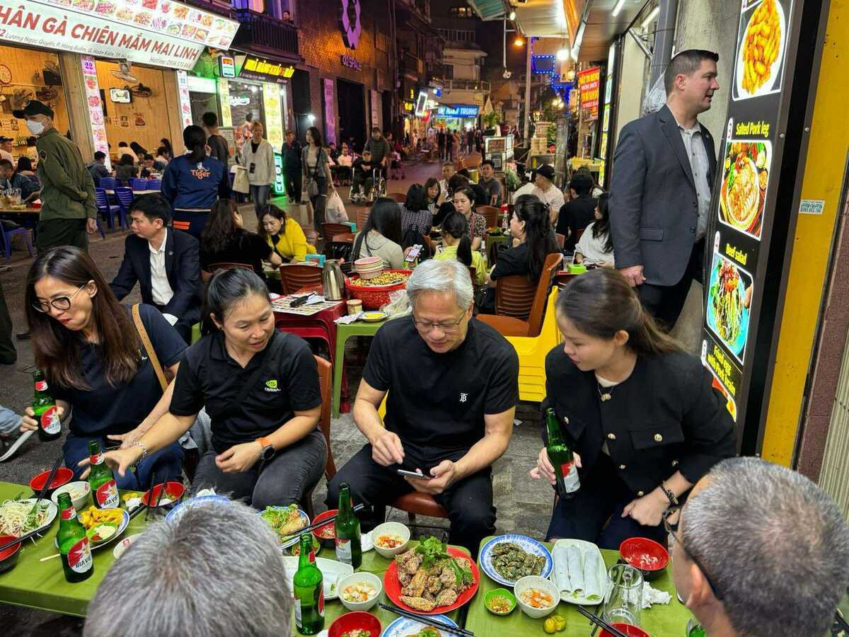 越南行接地氣！脫掉招牌皮衣 黃仁勳街邊大啖美食