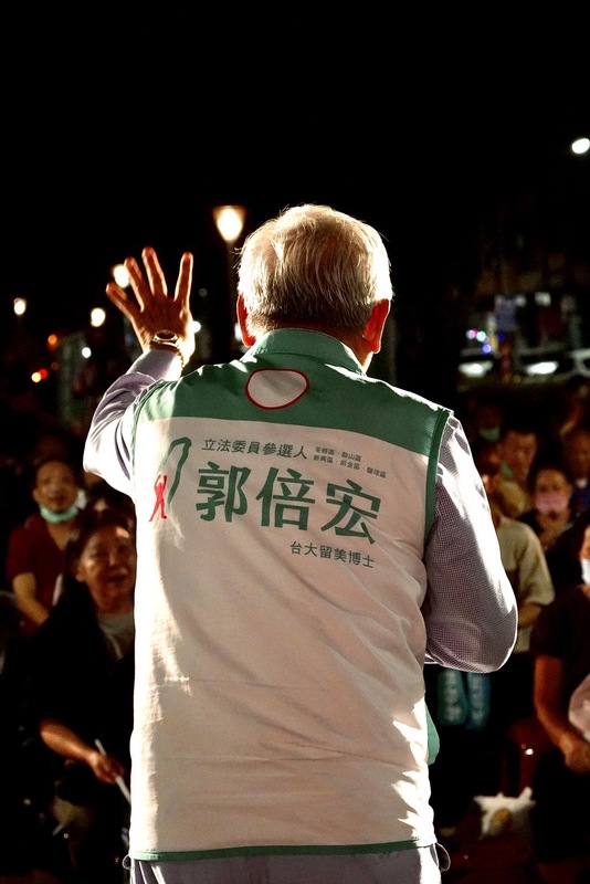 台派候選人郭倍宏今天宣佈投票日當天將夜宿地檢署門口！為了抗議司法追殺暨慶祝勝選。 圖／郭倍宏臉書
