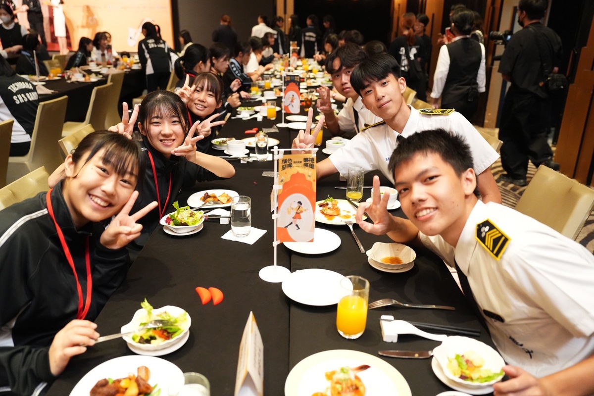 橘色惡魔大啖高雄美食。 圖：高雄市政府/提供