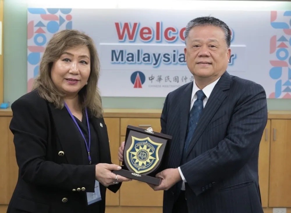 馬國律師團由公會理事長Karen Cheah率領出席，中華仲協吳永乾（右）理事長親自到場接待。 圖／中華仲協提供