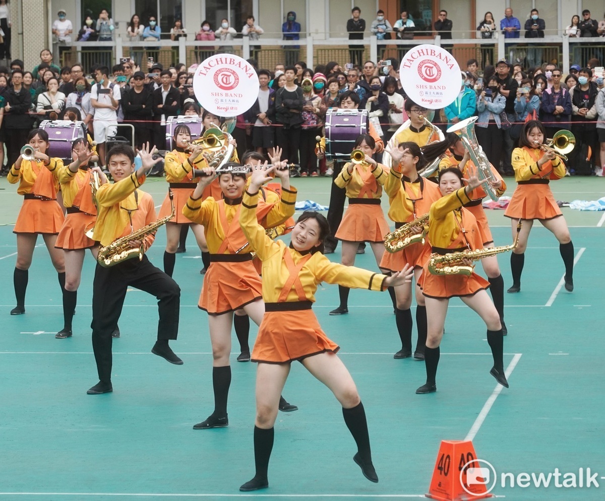 去年應邀來台在國慶大會中演出的日本京都橘高校吹奏部學生，精彩又洋溢著青春的演出讓國人留下深刻印象，橘高校今再度應邀來台，在北一女中120週年校慶活動中與北一女中樂儀隊合體演出，以樂會友。 圖：張良一/攝