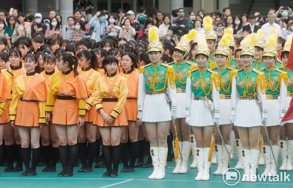 北一女中樂儀隊和日本京都橘高校吹奏部學生在北一女中120週年校慶活動中合體演出。 圖：張良一/攝