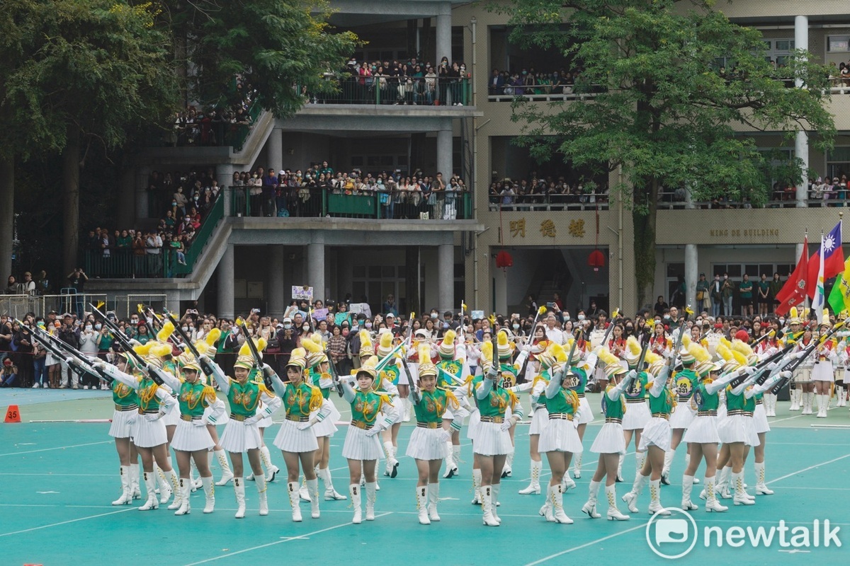 北一女中樂儀隊在120週年校慶活動率先登場演出。 圖：張良一/攝