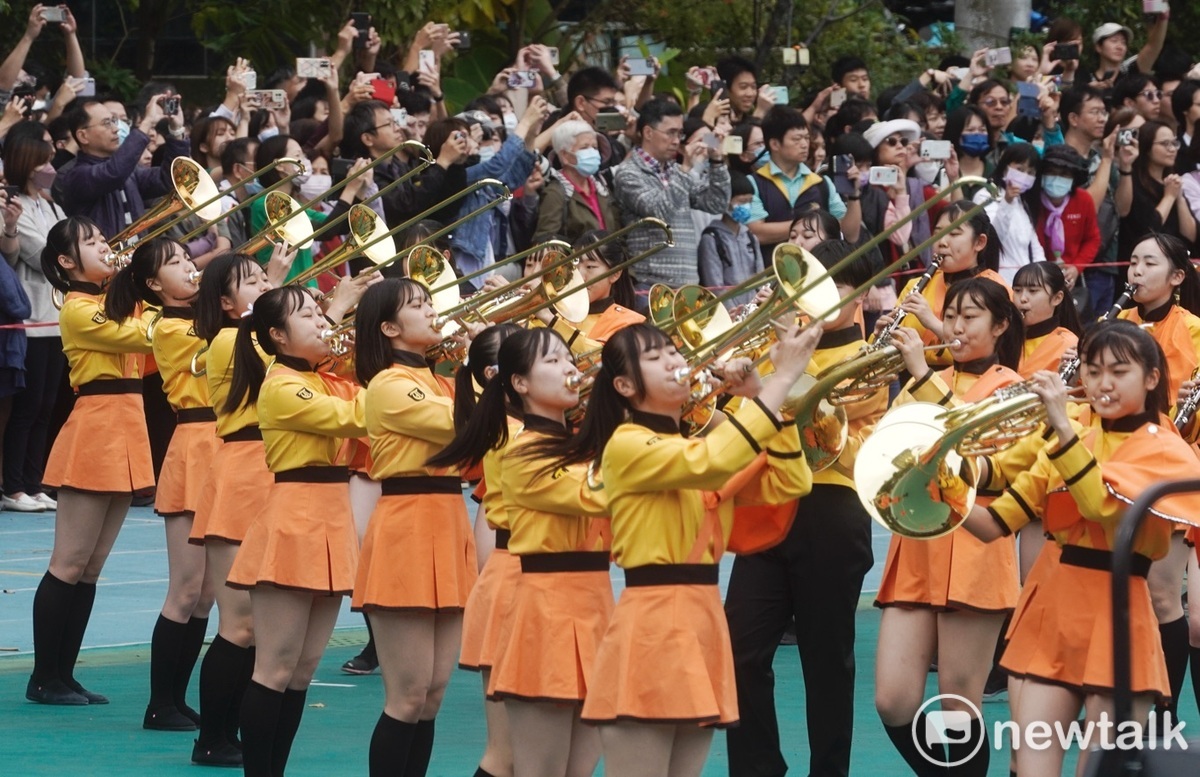 橘高校吹奏部學生展現絕佳默契，一邊演奏一邊走位，展現專業水準，觀眾也頻頻向他們抱以熱烈的掌聲和歡呼。 圖：張良一/攝