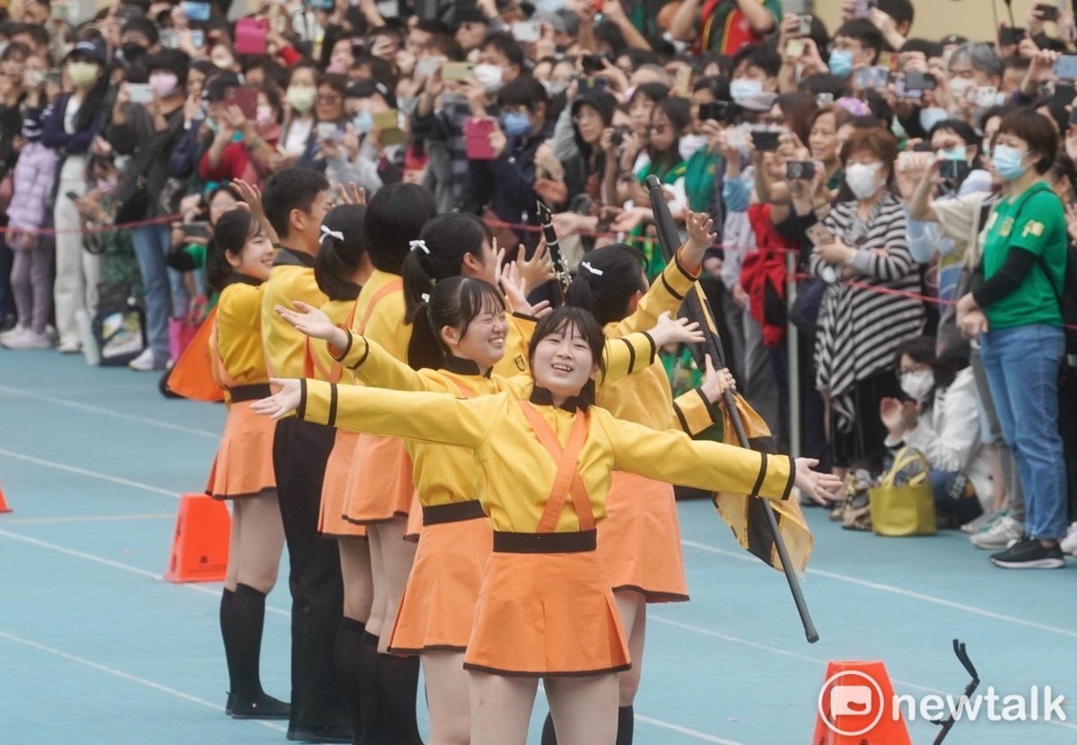 橘高校吹奏部學生在演出同時也有兩組學生貼近在觀眾面前表演，並不時向他們揮手互動。 圖：張良一/攝