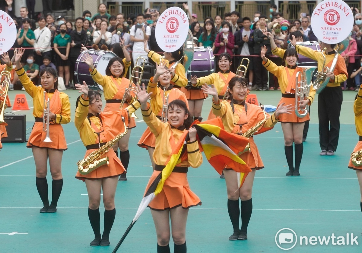 橘高校吹奏部學生在演出同時也向現場的學生、家長和畢業校友揮手，帶動氣氛。 圖：張良一/攝
