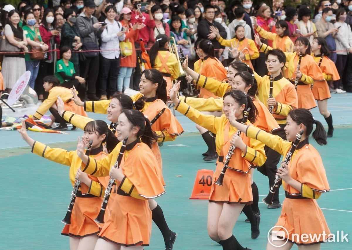 橘高校同學演出後一邊向學生與家長揮手一邊退場。 圖：張良一/攝