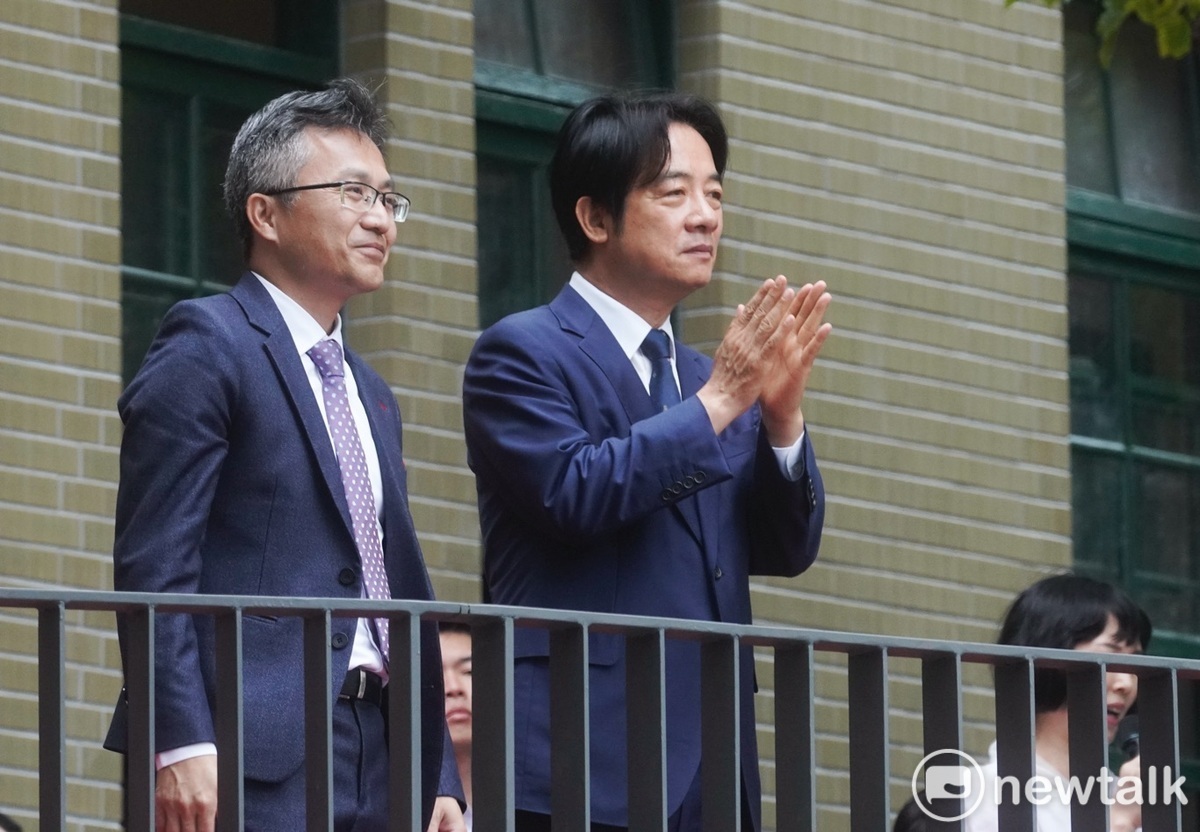 副總統賴清德對學生的演出抱以熱烈的掌聲。 圖：張良一/攝