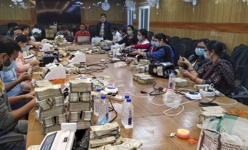 印度稅務部門近期在多處房產中搜到大筆不明來源的現金。 圖：翻攝自環球網