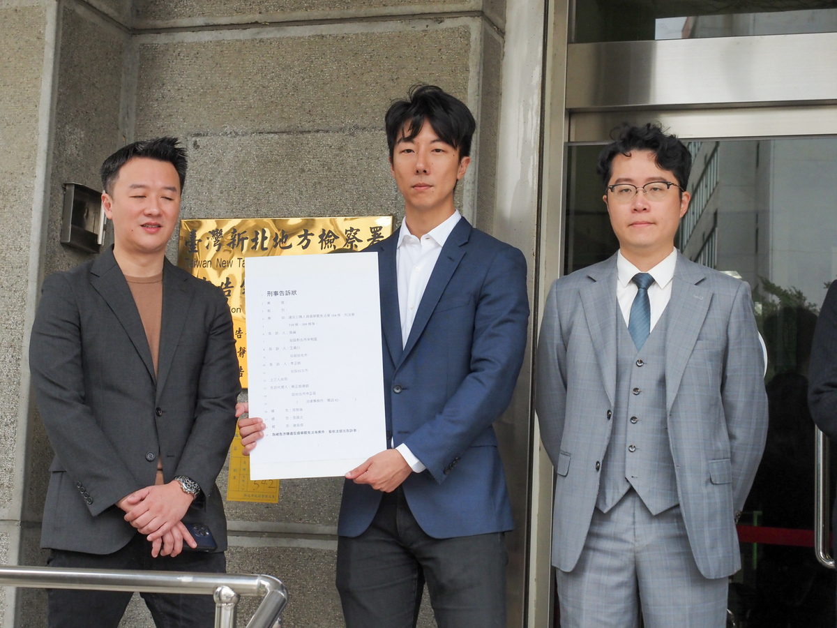 吳崢（中）、李正皓（左）今天在律師陪同下到新北地檢署控告張智倫。 圖：取自吳崢臉書