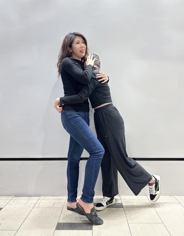 網紅馮語婷從未以真面目示人，近日她竟和律師李怡貞見面。 圖：翻攝自FB／女人大律師李怡貞