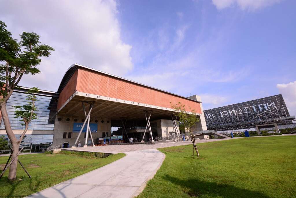 座落在台江內海的「台灣歷史博物館」特別具有歷史意義，館內豐富的歷史、人文、自然等多元的典藏是探索台灣歷史的寶庫。 圖：台南市政府觀光旅遊局／提供