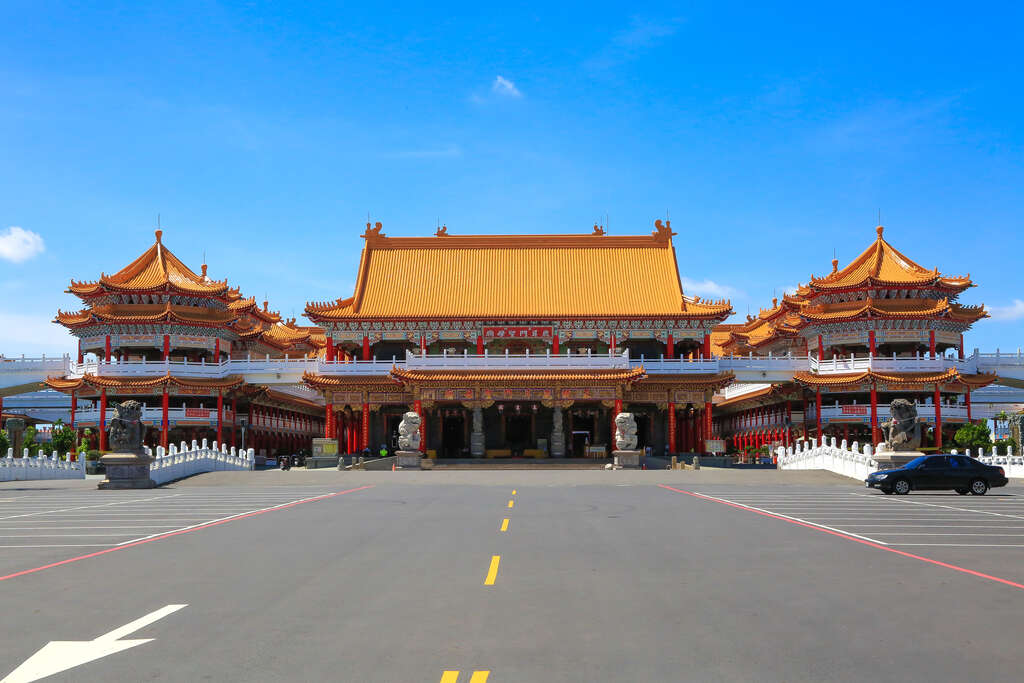 每年元宵時節在鹿耳門聖母廟舉辦的國際高空煙火秀，已成為台南元宵節的必遊行程。(圖為鹿耳門聖母廟) 圖：台南市政府觀光旅遊局／提供