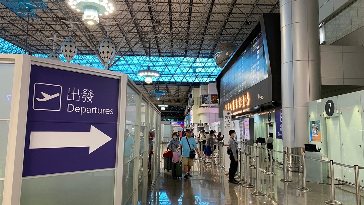 今(10)日下午桃園機場第二航廈地下街及停車場停電，造成許多民眾摸黑用餐。對此，桃園機場公司回應，初步檢查為機場內供電迴路跳脫。 圖：桃園機場公司／提供（資料照）